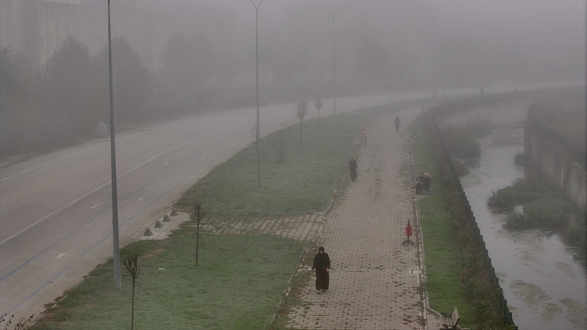 Düzce'de etkili olan sis görüş mesafesini düşürdü. Güneyden Abant, Elmacık, Keremali; kuzeyden...