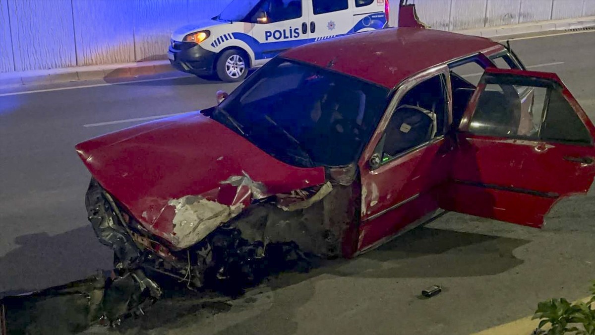 Gaziantep'te refüje çarpan otomobilin sürücüsü öldü, 4 kişi yaralandı.