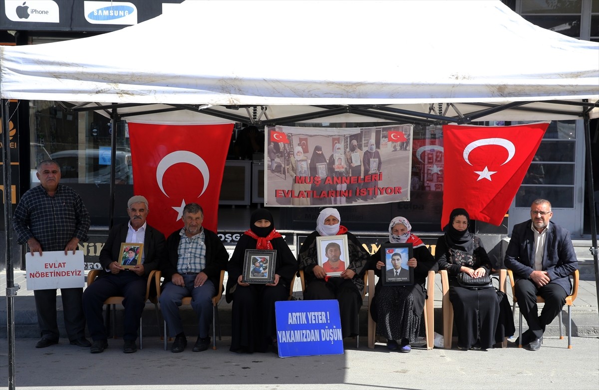 Muş'ta çocuklarını terör örgütü PKK'dan kurtarmak isteyen aileler, DEM Parti İl Başkanlığı binası...