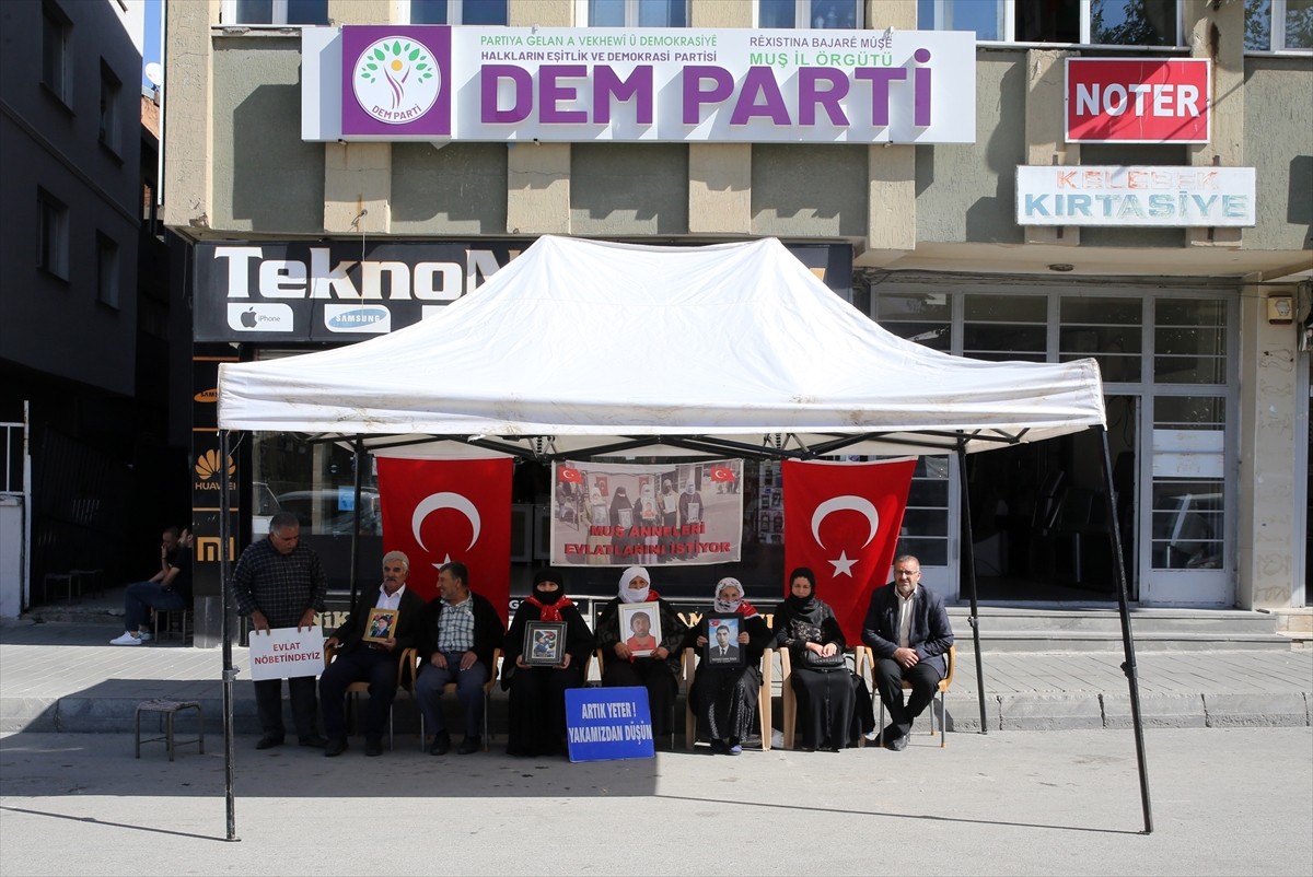 Muş'ta çocuklarını terör örgütü PKK'dan kurtarmak isteyen aileler, DEM Parti İl Başkanlığı binası...