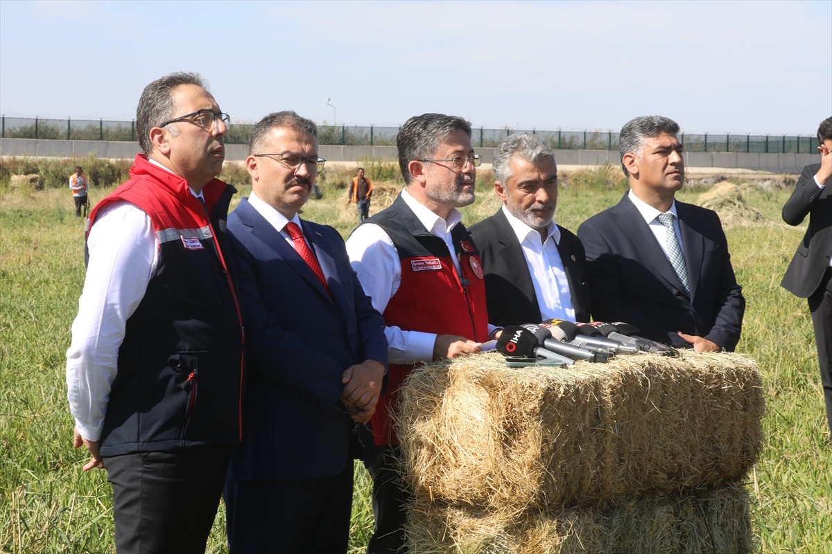 Tarım ve Orman Bakanı İbrahim Yumaklı, Iğdır'daki Tarım İşletmeleri Genel Müdürlüğü (TİGEM) Kazım...