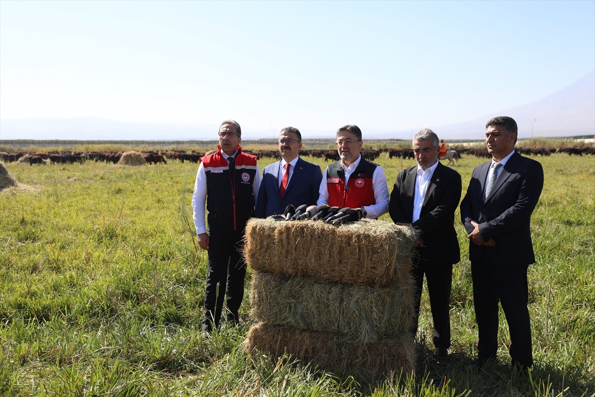 Tarım ve Orman Bakanı İbrahim Yumaklı, Iğdır'daki Tarım İşletmeleri Genel Müdürlüğü (TİGEM) Kazım...