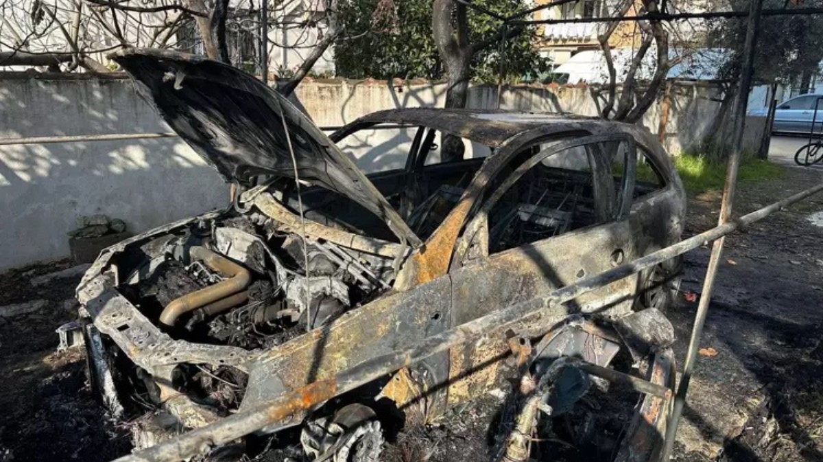 İzmir'de kundaklanan 1 otomobille 2 motosiklet alevlere teslim oldu